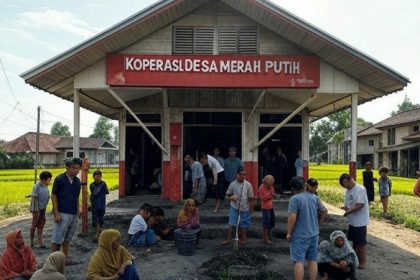 Masyarakat bergotong royong membangun kantor Koperasi Merah Putih. Sumber foto: istimewa.