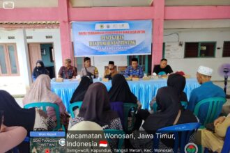 Rapat Pembahasan Penggunaan Dana Desa di Desa Tangsil Wetan, Kecamatan Wonosari, Kabupaten Bondowoso. Sumber: dokumementasi penulis.