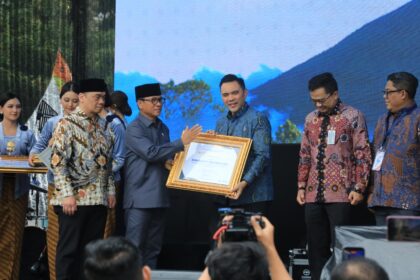 Mendes Yandri Susanto didampingi Wamendes Riza Patria menyerahkan plakat kejuaraan Festival Bangun Desa. Sumber: Humas Kemendesa.