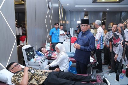 Mendes Yandri Susanto memantau jalannya proses donor darah yang diikuti oleh ratusan pegawai Kemendes PDT. Sumber: Humas Kemendes PDT.