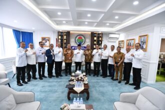Mendes PDT, Yandri Susanto (tengah memakai peci) beserta jajaran pimpinan Kemendes PDT berfoto bersama setelah menerima audiensi dari Pemprov Sulteng. Sumber: Humas Kemendesa.