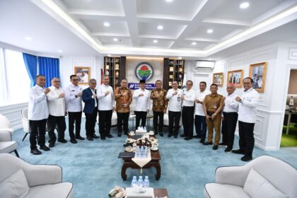 Mendes PDT, Yandri Susanto (tengah memakai peci) beserta jajaran pimpinan Kemendes PDT berfoto bersama setelah menerima audiensi dari Pemprov Sulteng. Sumber: Humas Kemendesa.