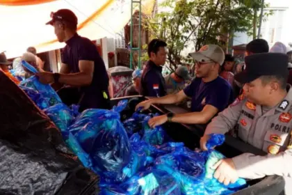 Pemkab Banjar menyalurkan bantuan logistik ke desa dan kelurahan yang terdampak banjir. Senin (19/01/2026).