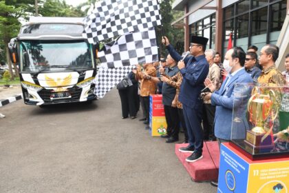 Menteri Desa PDT lepas Bus Esports. Sumber: Humas Kemendesa PDT.