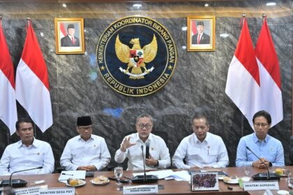 Yandri Susanto dalam rapat bersama dengan Menteri Koordinator Bidang Pangan Zulkifli Hasan. Sumber: Humas Kemendesa.