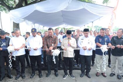 Yandri Susanto, didampingi beberapa pejabat Kementerian Desa dan PDT membuka Pameran Produk Unggulan Desa dan Pasar Murah, di Kawasan Indrokilo Desa Butuh, Kecamatan Mojosongo, Kabupaten Boyolali, Rabu (14/1/2026). Sumber: Humas Kemendes PDT