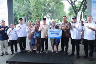 Yandri Susanto secara Simbolis menyerahkan Bantuan kepada Pelaku Usaha Desa di Kabupaten Boyolali, Rabu (14/1/2026). Sumber: Humas Kemendes PDT