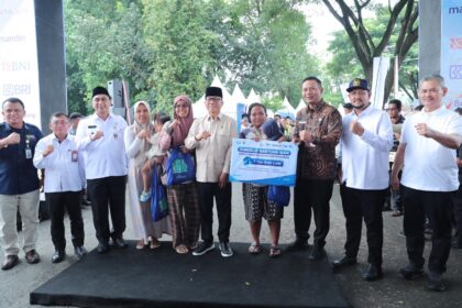 Yandri Susanto secara Simbolis menyerahkan Bantuan kepada Pelaku Usaha Desa di Kabupaten Boyolali, Rabu (14/1/2026). Sumber: Humas Kemendes PDT