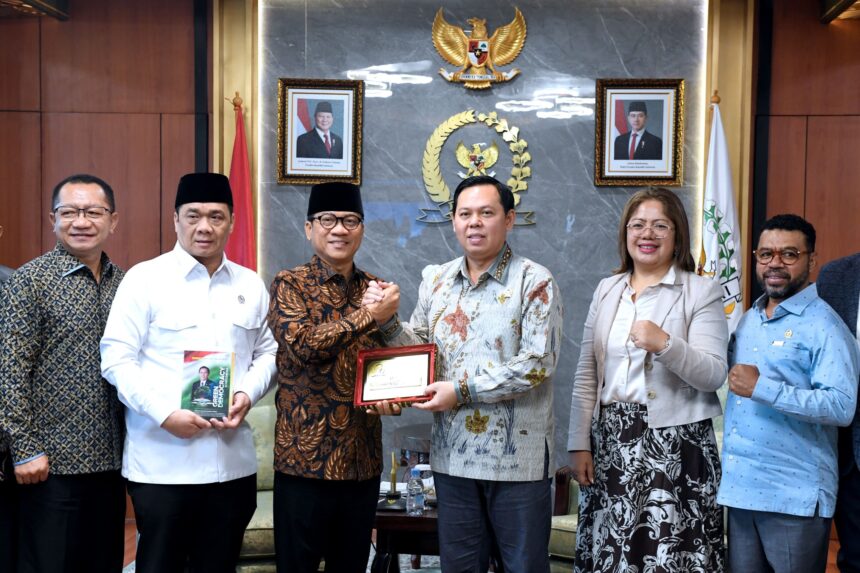 Menteri Desa Yandri Susanto saat menemui Ketua DPD RI Sultan Bachtiar N di Senayan, Jumat (23/1/2026). Sumber: Humas Kemendesa.