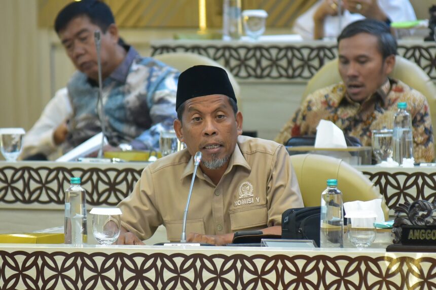 Anggota Komisi V DPR RI, Abdul Hadi, saat Rapat Kerja Komisi V DPR RI bersama Menteri Desa dan Pembangunan Daerah Tertinggal (Mendes PDT) serta Menteri Transmigrasi di Gedung Nusantara, DPR RI, Senayan, Jakarta, Selasa (3/2/2026). Sumber Foto: dpr.go.id