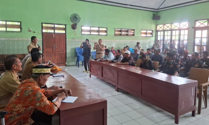 Ratusan warga tergabung dalam Aliansi Masyarakat Taman Bersatu (ALAMASTU) menggeruduk Balai Desa. Sumber : beritabersatu.com