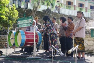 Endah Budi Heryani didampingi jajaran stakeholder yang hadir menabuh Jedor Ronojoyo sebagai pembukaan simbolis Ruwahan Sedangduwur 2026. Sumber: dokumentasi panitia.