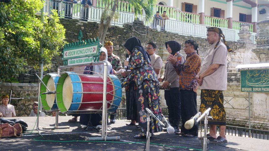 Endah Budi Heryani didampingi jajaran stakeholder yang hadir menabuh Jedor Ronojoyo sebagai pembukaan simbolis Ruwahan Sedangduwur 2026. Sumber: dokumentasi panitia.