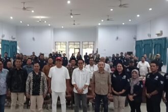 Bupati Situbondo, Yusuf Rio Prayogo foto bersama dengan tamu undangan. Sumber: dok. pribadi.