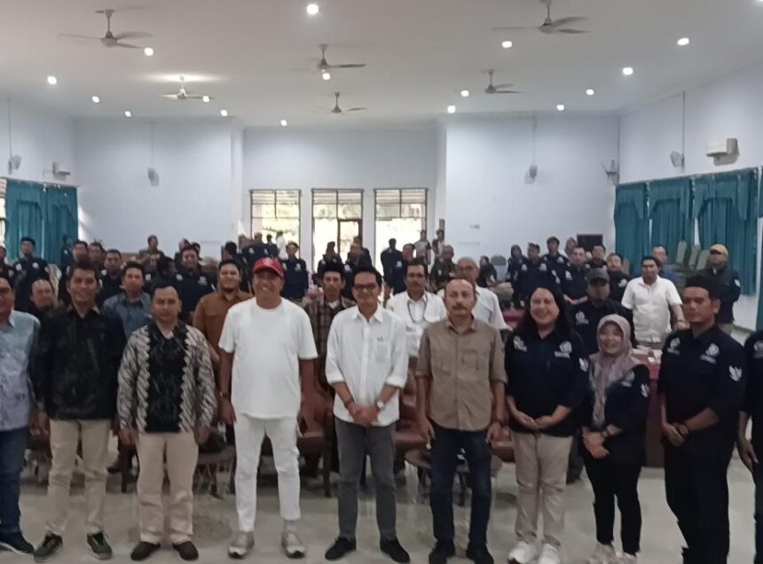 Bupati Situbondo, Yusuf Rio Prayogo foto bersama dengan tamu undangan. Sumber: dok. pribadi.