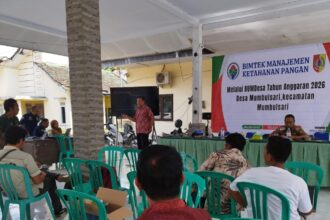 Tenaga Ahli Pemberdayaan Masyarakat Desa Kabupaten Jember, yaitu Dodik Merdiawan, S.E saat memberikan materi tentang pengelolaan BUM Desa. Sumber: doc. pribadi.