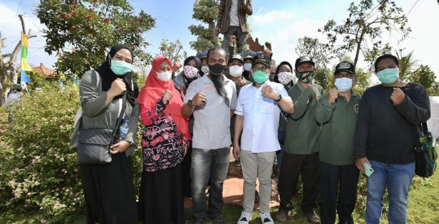 Kepala Desa Sekapuk dan Menteri Desa, Pembangunan Daerah Tertinggal dan Transmigrasi. Sumber foto: Jadesta Kemenparekraf.