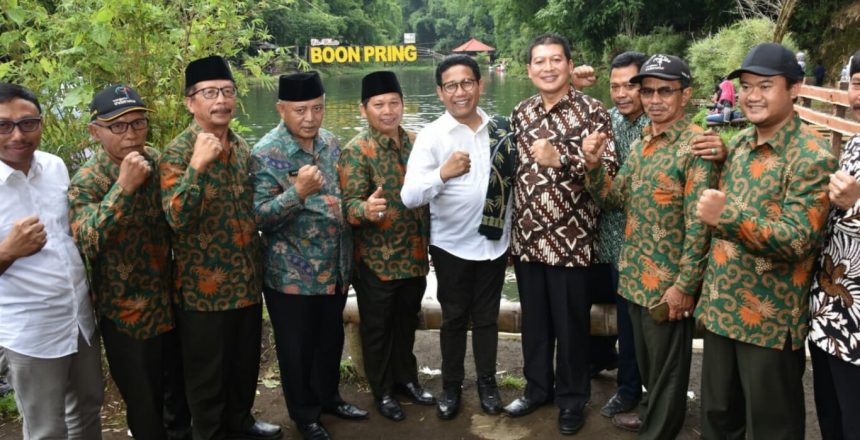 Pengurus BUM Desa Kerto Raharjo bersama Menteri Desa, Pembangunan Daerah Tertinggal dan Transmigrasi. Sumber foto: website resmi Kanal Desa