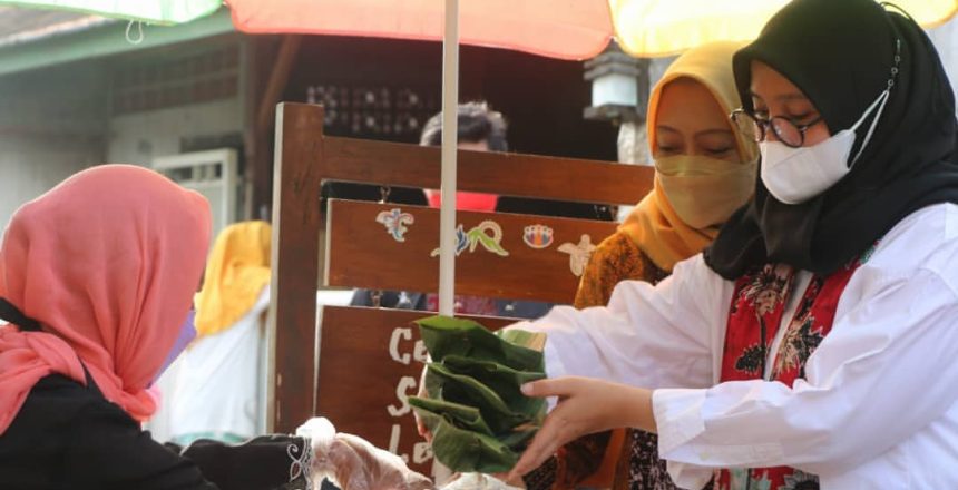 Aktivitas pasar minggu osing. Sumberfoto : ig pasarkampoengosing