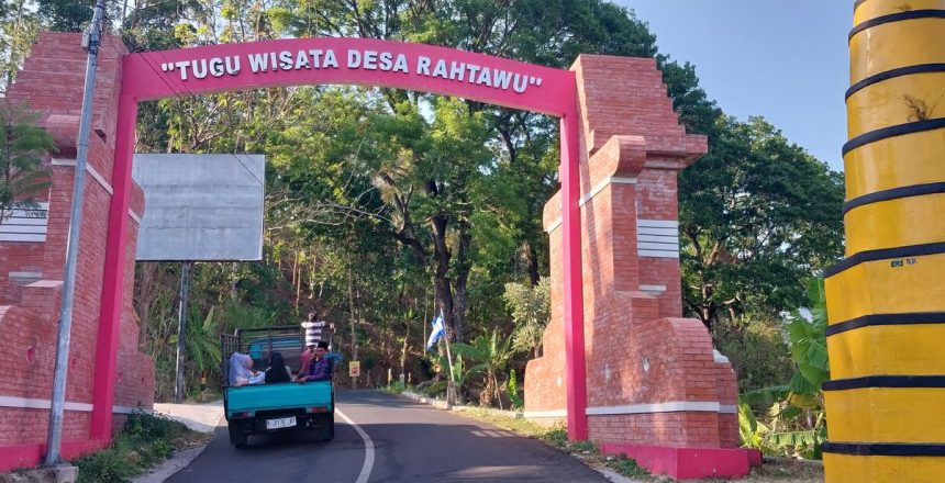 Gerbang Tugu Wisata Desa Rahtawu. Sumber foto: Kanal Desa