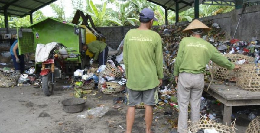 Proses pengelolaan sampah BUM Desa Panggung Lestari Sumber Foto: Panggungharjo.desa.id