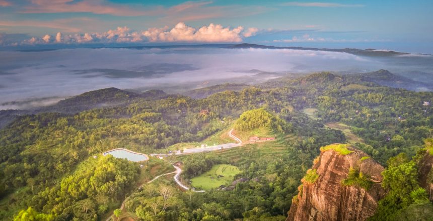 Pemandangan Gunung Api Purba Nglanggeran. Sumber foto: website resmi desa wisata nglanggeran.