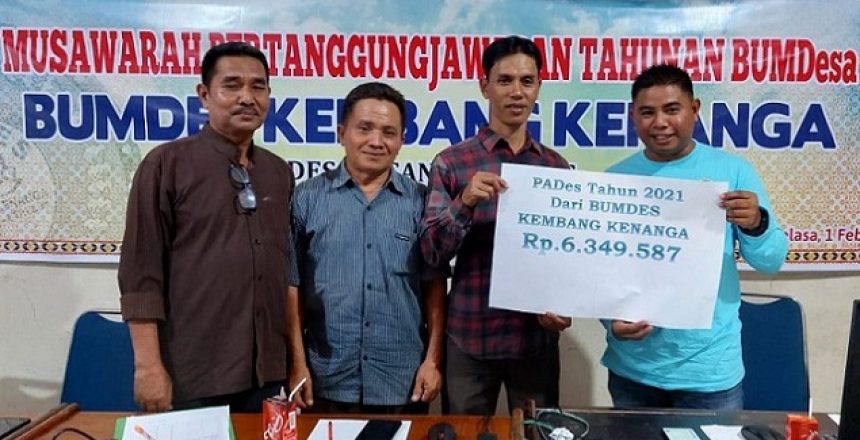 Penyerahan PADes oleh Direktur BUM Desa Kembang Kenanga kepada Kepala Desa Pisang Berebus. Sumber foto: website resmi Suara Serumpun.